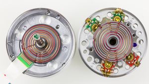 헤드 칩과 회전 변압기를 보여주는 일반적인 4헤드 VHS 헤드 어셈블리의 상단과 하단