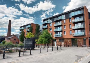 켈럼 아일랜드 박물관 (왼쪽). 이 박물관에는 1850년대부터 1950년대까지 강철 제조에 가장 중요한 기술이었던 베세머 전로가 있습니다.