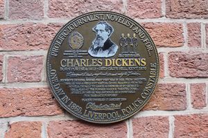 1842년부터 리버풀 세인트 조지 홀에서 소설 낭독회를 열었고, 1860년에는 하루 동안 소설 조사를 위해 특별 경찰로 임명되었던 찰스 디킨스를 기념하는 캠벨 광장의 명판.