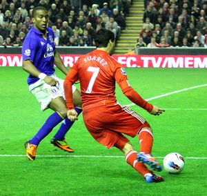 디스탱(왼쪽, 파란색)이 2012년 3월 13일 리버풀과의 프리미어 리그 경기에서 에버턴을 위해 뛰는 모습