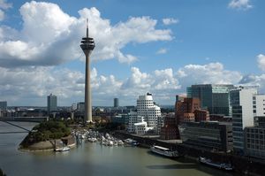 라인탑(Rheinturm)과 게리(Frank Gehry) 건축물인 노이어 촐호프(Der Neue Zollhof) - 뒤셀도르프 항구(Düsseldorf-Hafen)