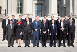 2008년 4월 11일, G7 재무장관·중앙은행 총재 회의 당시 사진. 후열 오른쪽에서 세 번째가 킹