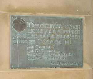 1891년 오번에서 코문 게일레아흐(Comunn Gaidhealach) 창립자들을 기리는 기념패. 장식용으로 아이솔라 문자를 사용함