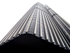 아래에서 올려다본 타워 42