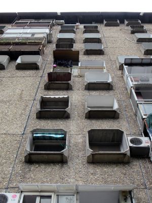 TV 화면을 닮은 콘크리트 창틀로 이름 붙여진 "TV 건물"(벨그라드, 세르비아)