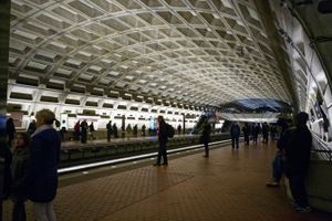 워싱턴 메트로 역의 내부 천장은 브루탈리즘 양식이다.