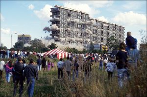 글래스고의 퀸 엘리자베스 스퀘어 아파트(1962년)는 1993년에 철거되었다.