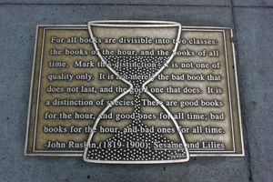 "모든 책은 두 종류로 나눌 수 있다. 즉, 당대의 책과 영원한 책이다." – 『세서미와 백합(Sesame and Lilies)』