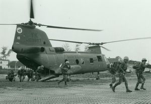 1968년 2월 23일, 미 해병대 제36항공단(MAG-36) 소속 보잉 베르톨 CH-46 시 나이트 헬기가 후에에 남베트남 해병대원들을 투입하는 모습