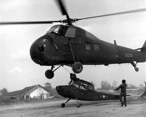 1968년 손상된 O-1기를 옮기는 CH-34C