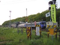 슬로건이 게시된 건널목( 網走駅(아바시리역) 구내)