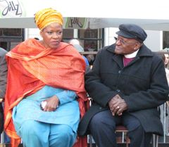 2012년 네덜란드에서 딸 엠포 투투와 함께한 투투