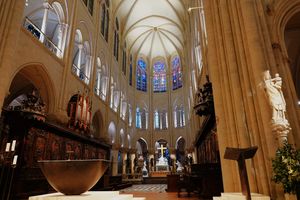 파리 노트르담 대성당 내부. 제단이 안쪽에 있고, 성모 마리아상도 앞쪽에 배치되어 있다.