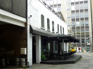 사치 앤드 사치 40 챈서리 레인 사무실에 있는 프레그넌트 맨 펍