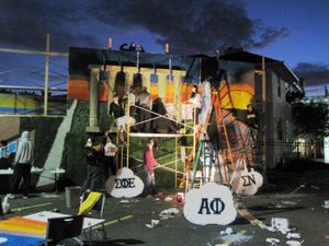 학생들이 기숙사 장식 작업을 하고 있다. 남학생과 여학생 사교 클럽의 매년 홈커밍 전통이다.