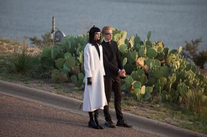 2013년 9월호 패션 화보 촬영을 위해 2013년 6월 텍사스주 랜섬 캐니언에서 구글 글래스를 착용한 모델 토니 가른과 그의 남동생 니클라스 가른