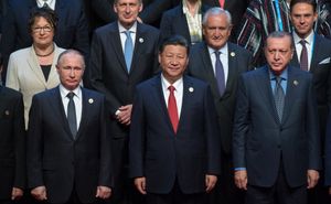 2017년 베이징에서 열린 일대일로 포럼에서 블라디미르 푸틴, 시진핑, 에르도안과 함께 있는 해먼드