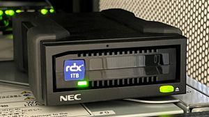 NEC RDX 드라이브와 삽입된 RDX 디스크