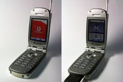 일본에서 처음으로 아날로그 TV 수신이 가능한 휴대전화 V601N오른쪽은 작동화면이고 왼쪽은 TV 수신화면이다.2004년 당시 사진이다.