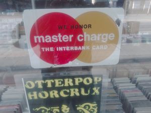 미국 캘리포니아주 패서디나(Pasadena, California)의 상점 창문에 있는 2024년 마스터 차지(Master Charge) 데칼