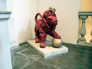 킹스 칼리지 런던 학생회(KCLSU) 마스코트인 레기 라이언(Reggie the Lion)의 종이접기 버전. 킹스 스트랜드 캠퍼스 대강당 앞에 있다.