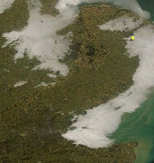 2008년 2월, 동앵글리아 해안에 드리운 해무; 노리치는 노란 점으로 표시됨