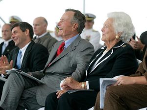 바버라와 조지가 청중들 사이에 나란히 앉아 있다