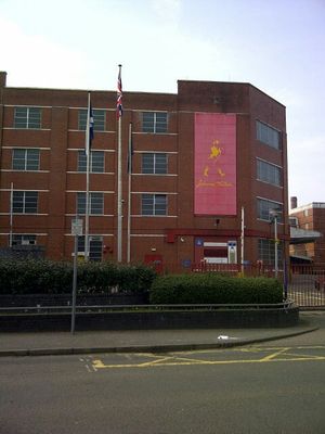 디아지오는 2009년 존 워커 생산을 브랜드 창립자의 고향이자 1820년부터 생산 거점이었던 킬마녹에서 폐쇄하기로 한 논란이 많은 결정으로 인해 대중과 스코틀랜드 정부로부터 큰 반발을 받았다.