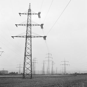 1920년대 RWE는 독일 전역에 걸쳐 국가 전력 송전망 건설을 시작했다. 사진 전면에 보이는 것은 회사의 전형적인 3단 구조의 220/110 kV 철탑이다.