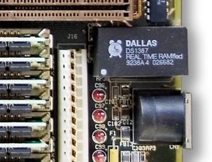 오래된 PC의 달라스 반도체(Dallas Semiconductor)(Dallas Semiconductor) (DS1387) 실시간 시계. 이 버전에는 배터리 백업 SRAM도 포함되어 있습니다.