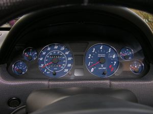 계기판에 전압계가 장착된 자동차(마세라티)의 모습