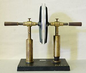 공기 간극을 유전체로 사용하는 두 개의 평행한 금속판으로 만들어진 간단한 축전기의 예