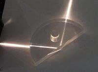 전반사 현상. 밀한 매질에서 소한 매질로 임계각 이상으로 입사하면 빛이 모두 반사되지만, 경계면 너머 소한 매질 쪽에 소멸파가 형성된다.