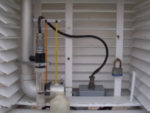 자동식 건습구 습도계를 보여주는 스티븐슨 차폐기 내부