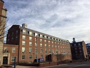 해리엇 터브먼 사각형 – "The Quad" – 은 약 640명의 1학년생(여학생 전용)을 수용하는 다섯 개의 기숙사로 구성되어 있습니다. 기숙사는 휘틀리(필리스 휘틀리), 볼드윈, 프레이저(줄리아 S. 캘드웰-프레이저), 트루스(소저너 트루스), 크랜들(프루던스 크랜들)관입니다.