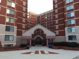 하워드 대학교 타워 이스트는 캠퍼스 내 대학원생 기숙사 중 하나이다.