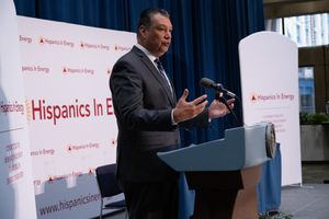 2024년 2월, 미국 에너지부(United States Department of Energy)의 에너지 분야 히스패닉계 정상회의에서 연설하는 파딜라