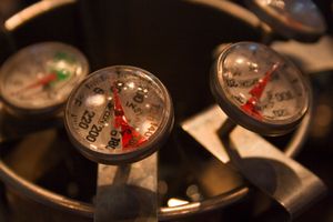 증기로 데운 우유의 온도를 측정하는 데 사용되는 이중 금속 스템 온도계