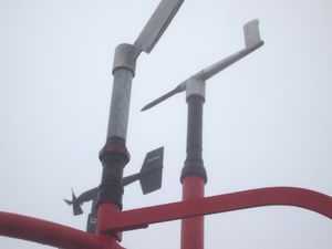 마운트 워싱턴 천문대의 기상 장비. 피토 튜브 정압 풍속계가 오른쪽에 있다.