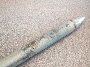 뾰족한 머리가 피토관 포트(pitot port)이다. 작은 구멍들은 정압 포트(static port)에 연결되어 있다.