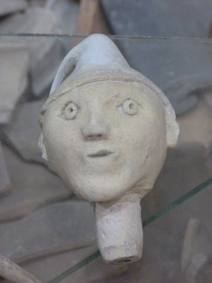 소성 점토(fired clay)로 만든 14세기 병마개(bottle stopper)