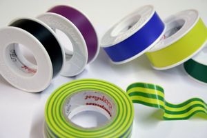 다양한 색상의 전기 테이프