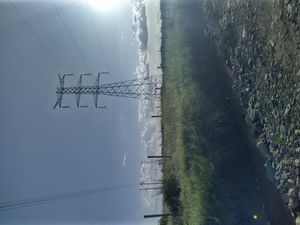 케냐의 고전압 철탑에 추가로 설치된 광섬유 케이블