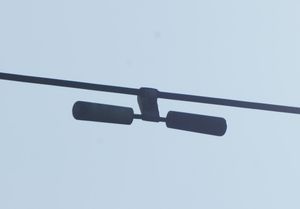 송전선에 설치된 스톡브리지 감쇠기. 송전탑과의 연결 지점 근처에 볼트로 고정되어 있으며, 송전선의 기계적 진동 증폭을 방지한다.