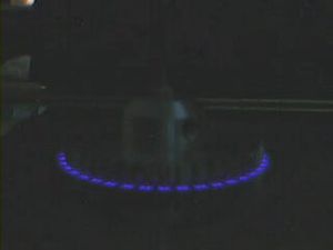 금속 기어의 톱니 위의 코로나 방전