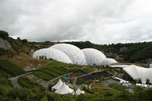 영국의 콘월(Cornwall)에 있는 에덴 프로젝트(Eden Project). 바이옴(Biome)은 ETFE 쿠션으로 건설되었다.