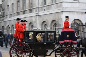 국회 개원식 이후 웨스트민스터에서 버킹엄 궁전으로 돌아가는 의장(Serjeants-at-arms)과 그들의 메이스(maces).