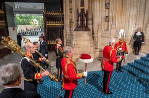 2022년 국회 개원식에서 국보를 운반하는 관리들을 호위하는 수위관 두 명의 집사.