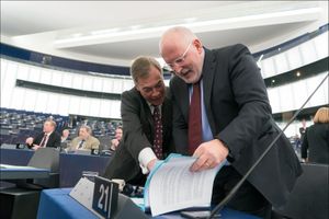 2019년 1월 유럽 의회 본회의에서 프란스 팀머먼스와 함께 있는 패러지