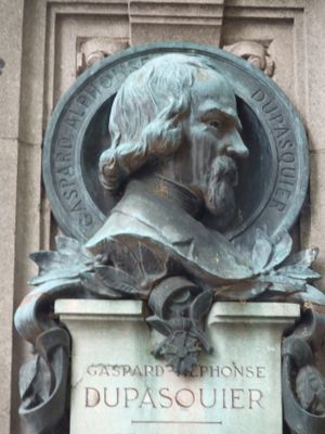 돌에 새겨진 뛰어난 프랑스 신사의 옆모습